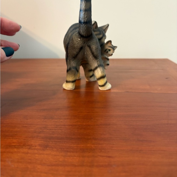 Vintage Lefton Cat Figurine – Mama Cat Carrying Kitten – Hand Painted – 5” Tall - Picture 5 of 9